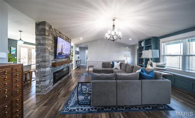 $460,000 | 136 La Vista Drive, Waynesville, MO 65583