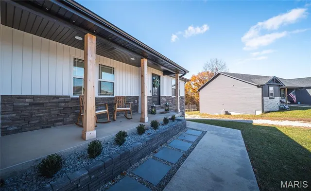 $460,000 | 136 La Vista Drive, Waynesville, MO 65583