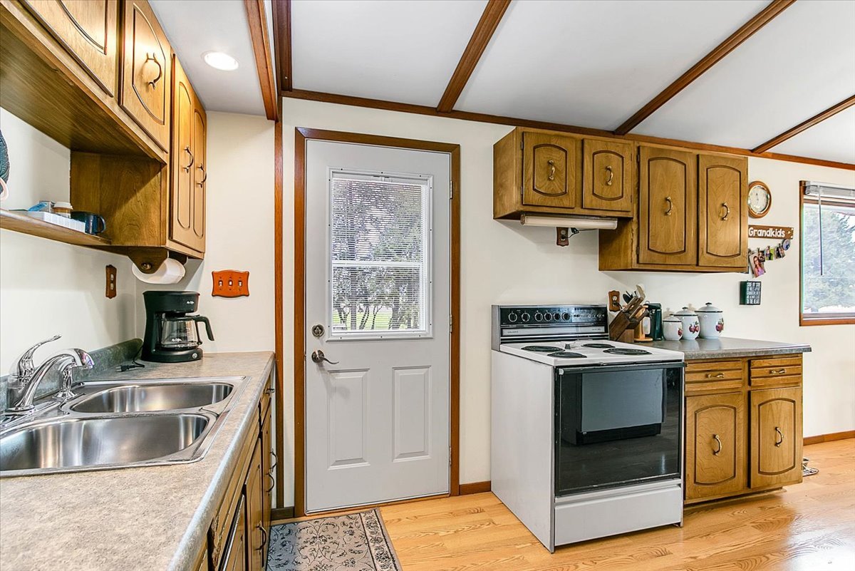 11535 South Kankakee Road Reddick, IL 60961 - Photo 18 of 52 a kitchen with stainless steel appliances granite countertop a sink stove and refrigerator