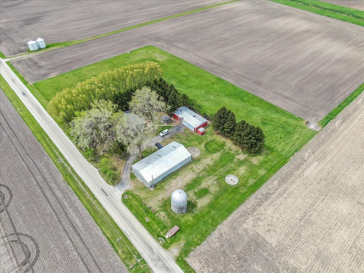 11535 South Kankakee Road Reddick, IL 60961 - Photo 44 of 52 a view of a garden from a balcony