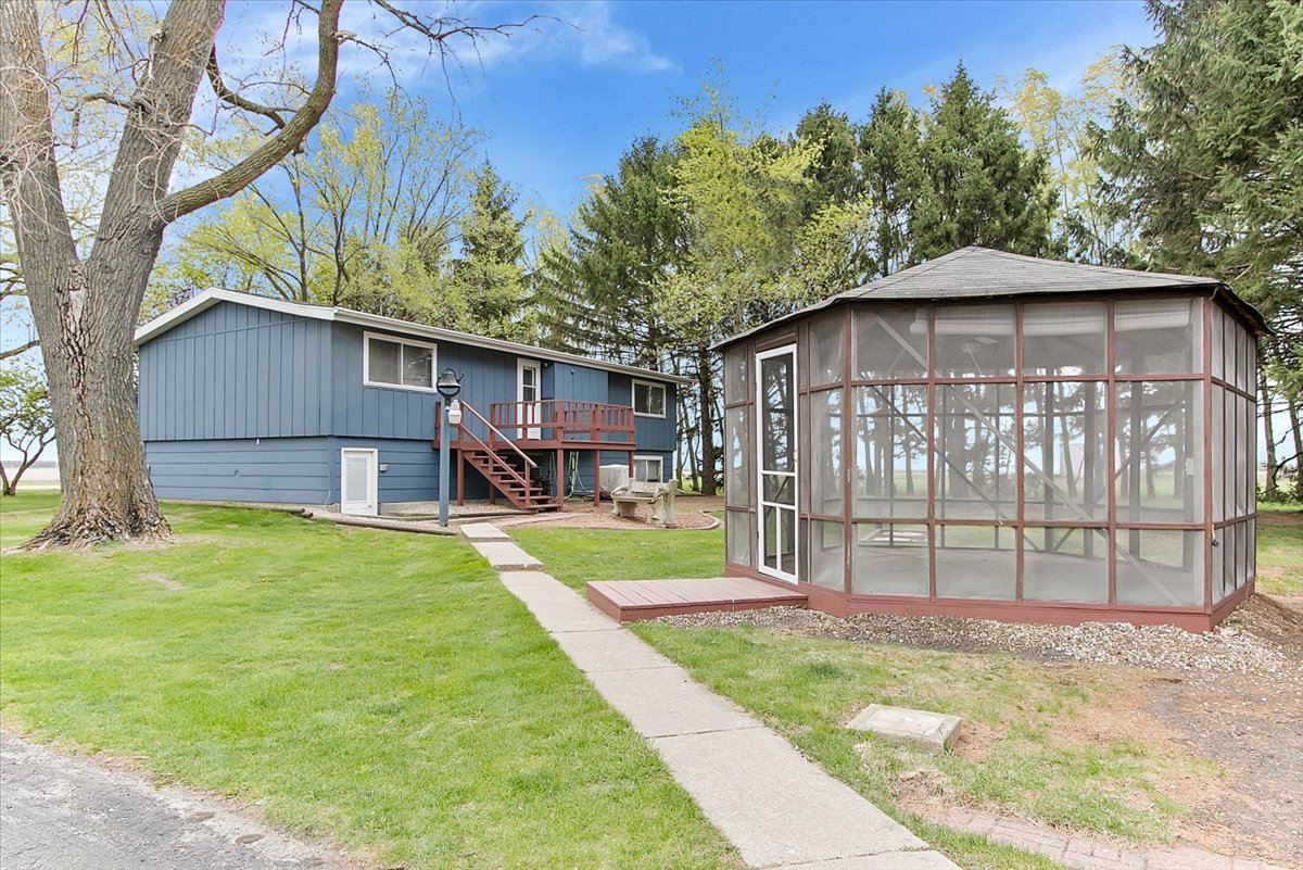 11535 South Kankakee Road Reddick, IL 60961 - Photo 5 of 52 a backyard of a house with table and chairs