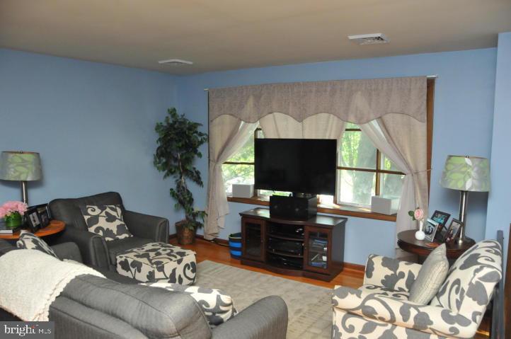 1737 Pioneer Road Lancaster, PA 17602 - Photo 5 of 33 Gallery Image 5