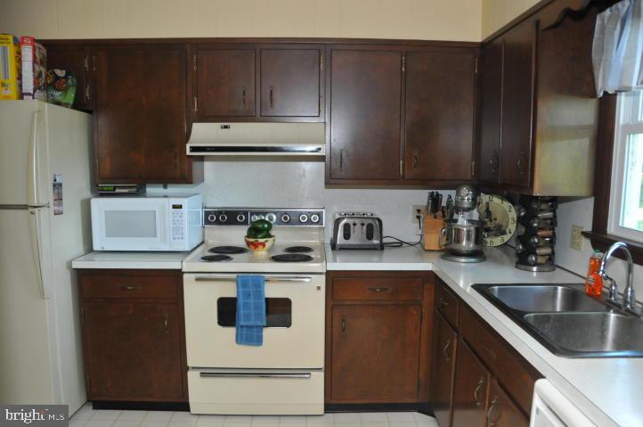 1737 Pioneer Road Lancaster, PA 17602 - Photo 8 of 33 Gallery Image 8