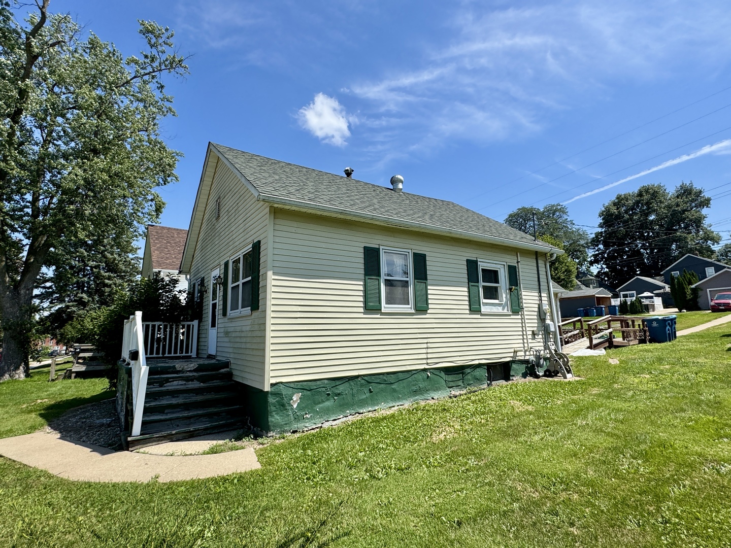 221 East 1st Street Spring Valley, IL 61362 - Photo 2 of 19 a front view of a house with garden