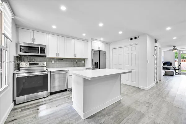 $2,950 | 14145 Kendale Lakes Circle, Miami, FL 33183