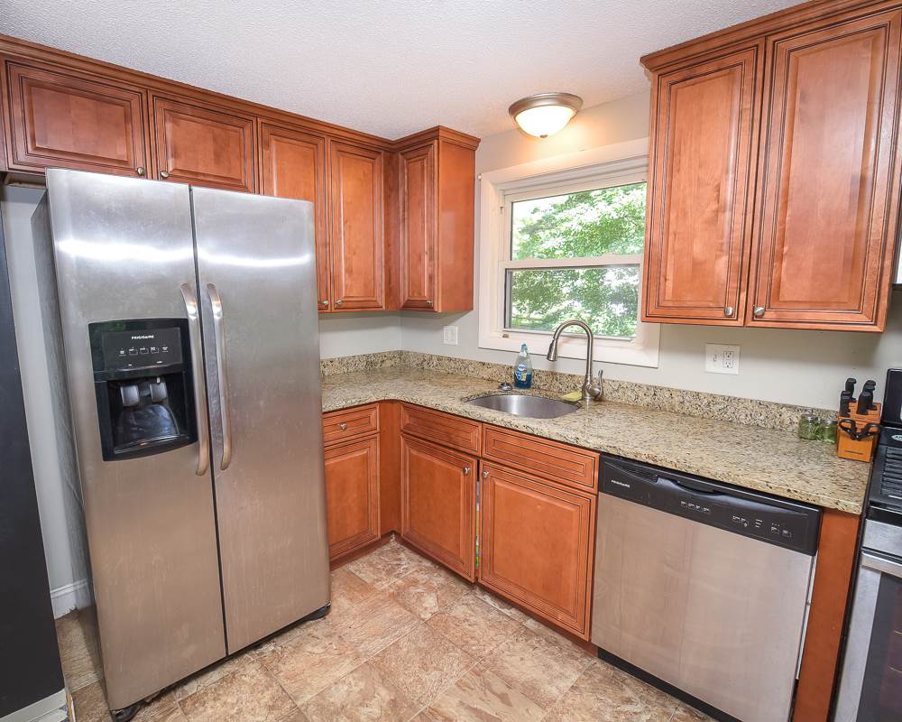 3 Colleen Road Nashua, NH 03062 - Photo 5 of 18