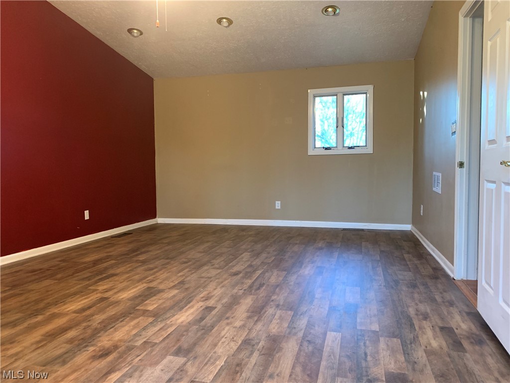 1509 McTaggart Road Stow, OH 44224 - Photo 18 of 30 Primary bedroom with vaulted ceiling