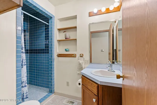 $545,000 | 2550 East Selah Road, Yakima, WA 98901