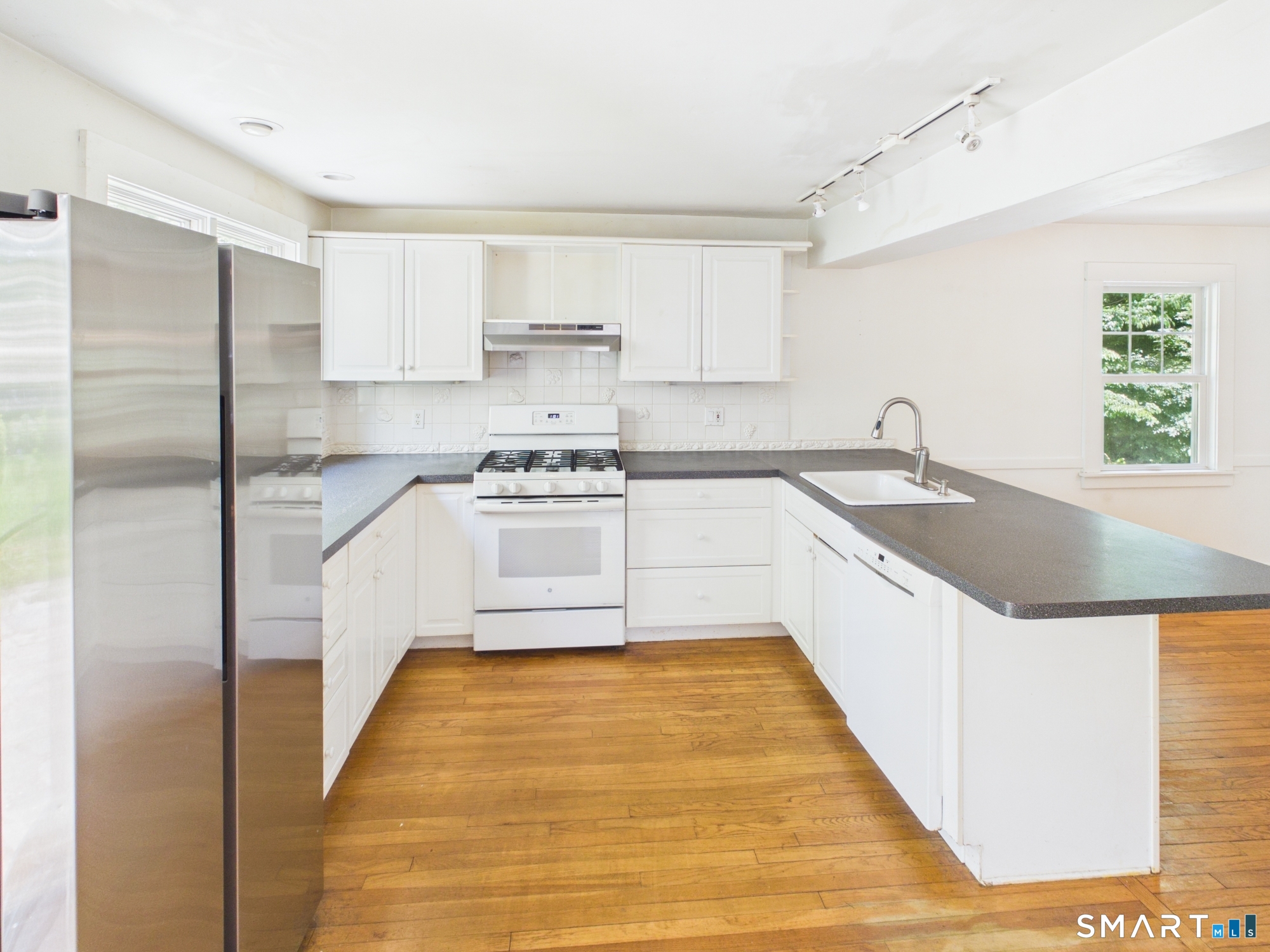 32 Liberty Street Madison, CT 06443 - Photo 5 of 30