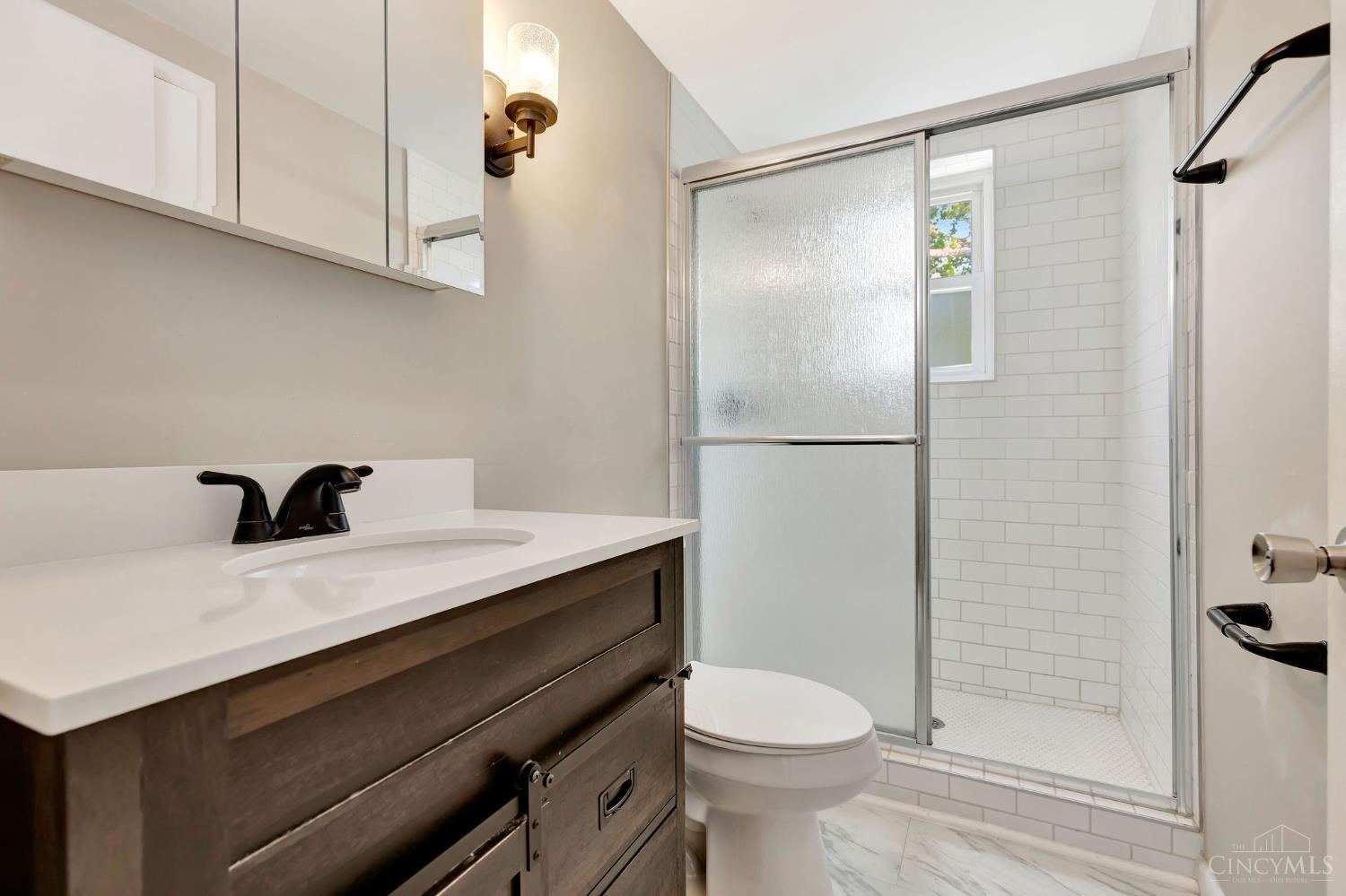 2270 Madison Road, Unit 3C Cincinnati, OH 45208 - Photo 24 of 32 Primary bath