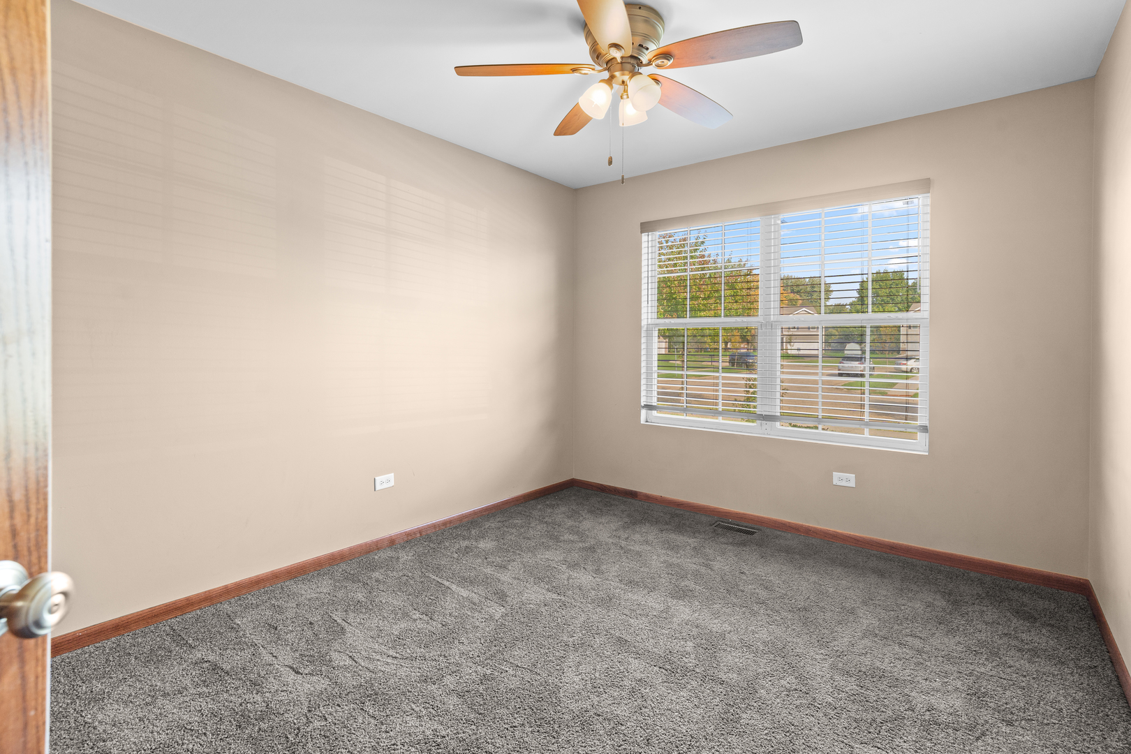 114 International Way Joliet, IL 60421 - Photo 21 of 31 an empty room with a window