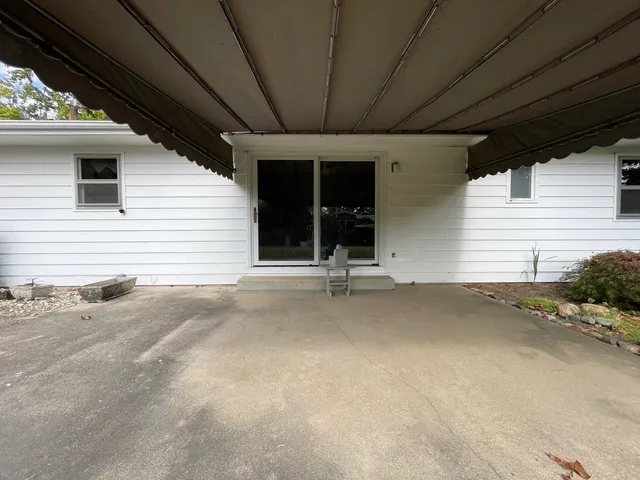 a view of a house with backyard