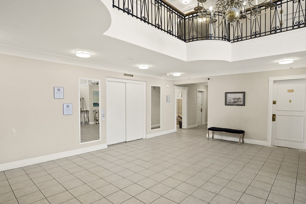285 Lynn Shore Drive, Unit 508 Lynn, MA 01902 - Photo 9 of 18 a view of an entryway with wooden floor