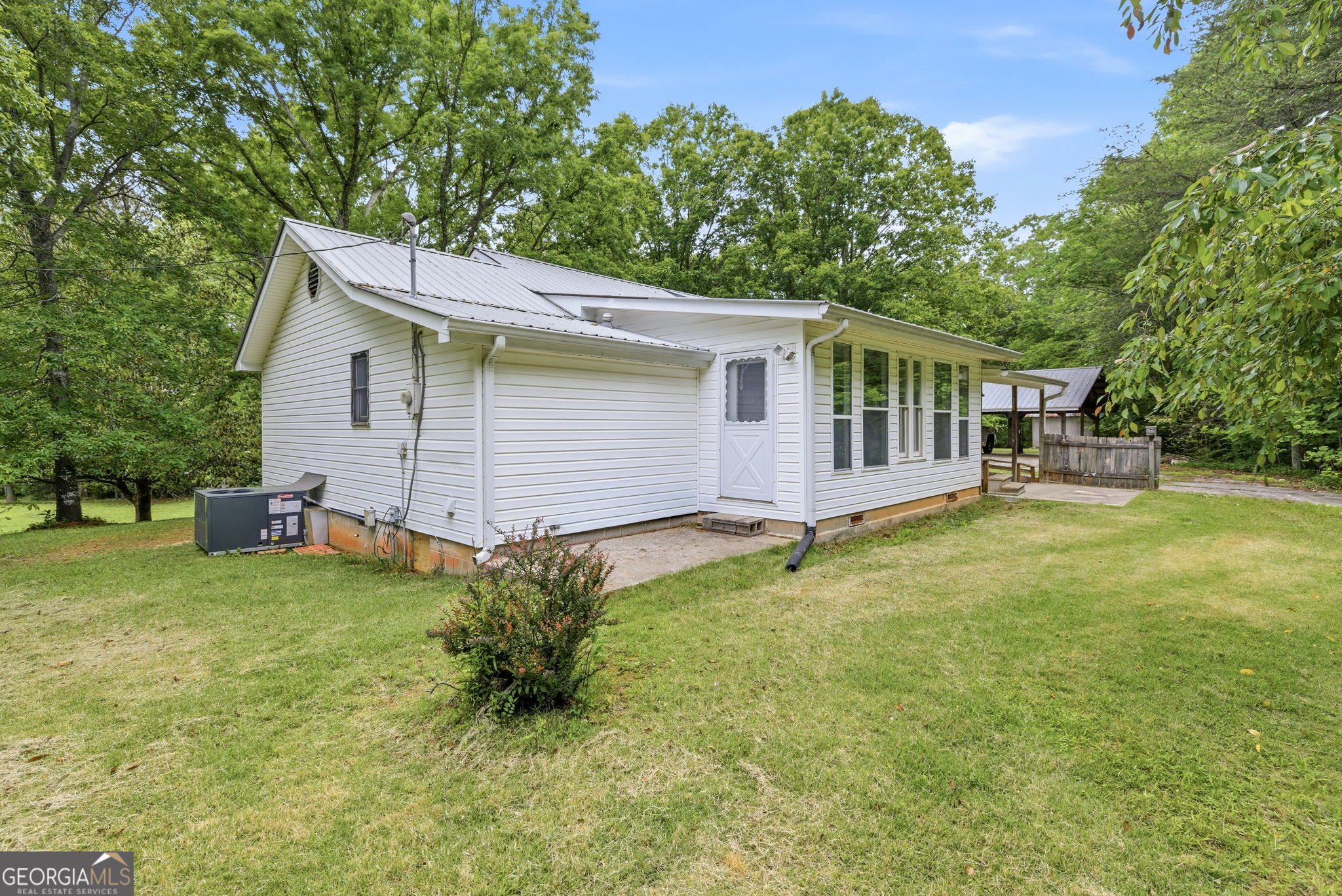 210 Kentucky Street Demorest, GA 30535 - Photo 28 of 30 a backyard of a house with table and chairs