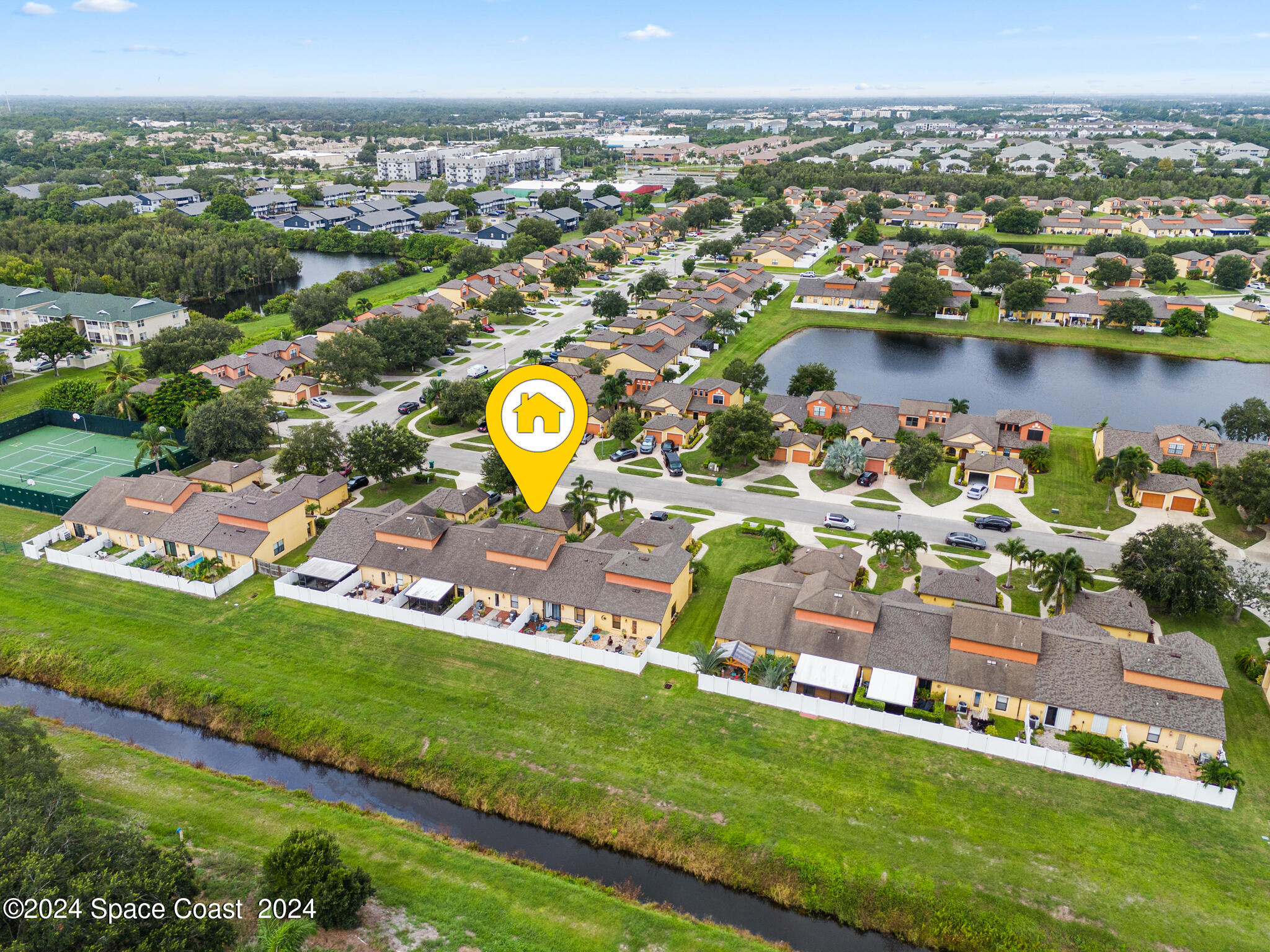 890 Luminary Circle, Unit 103 Melbourne, FL 32901 - Photo 30 of 32 an aerial view of a house with a swimming pool yard and outdoor seating