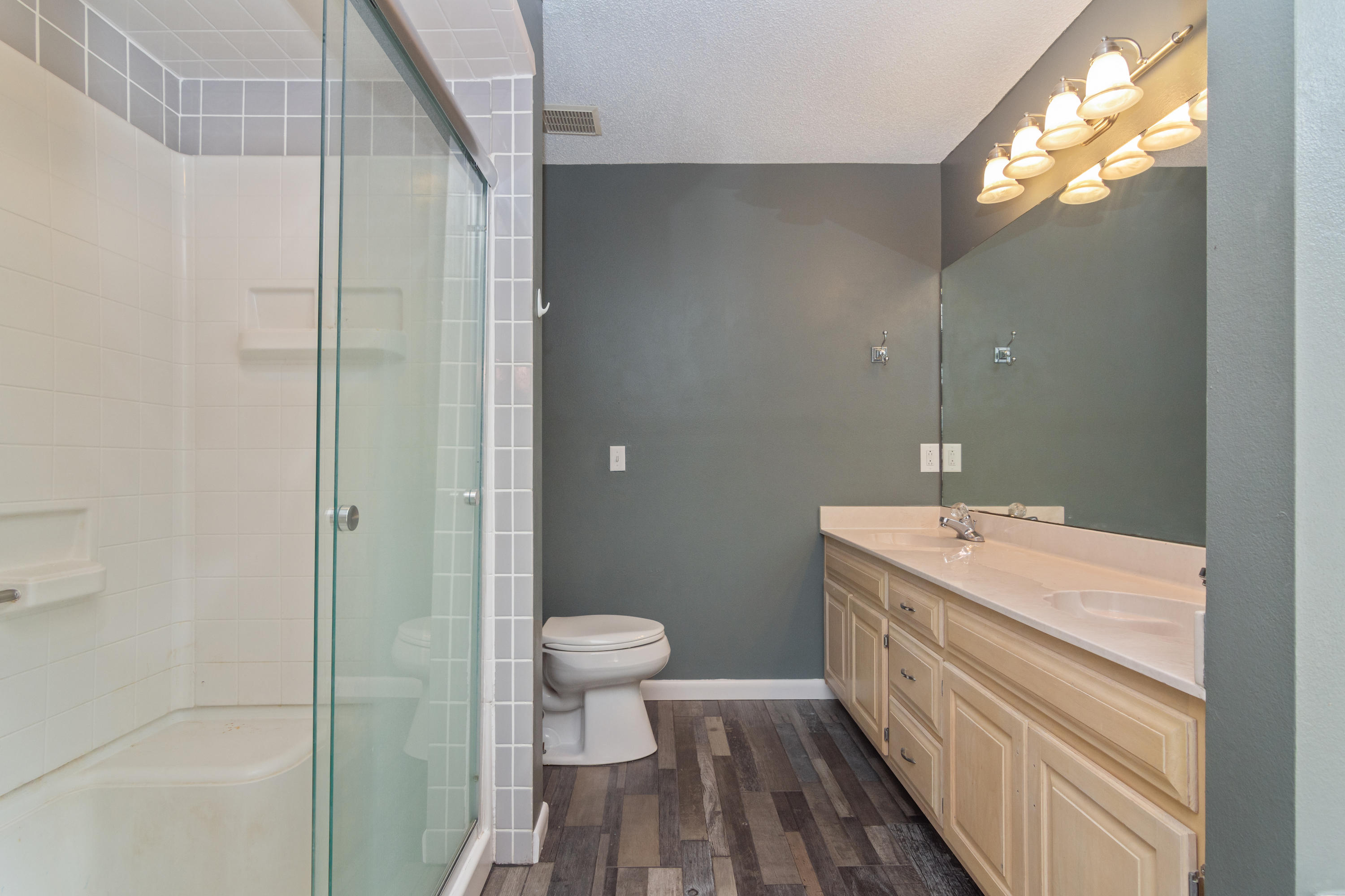 4811 Young Road Crestview, FL 32539 - Photo 17 of 21 Separate Shower