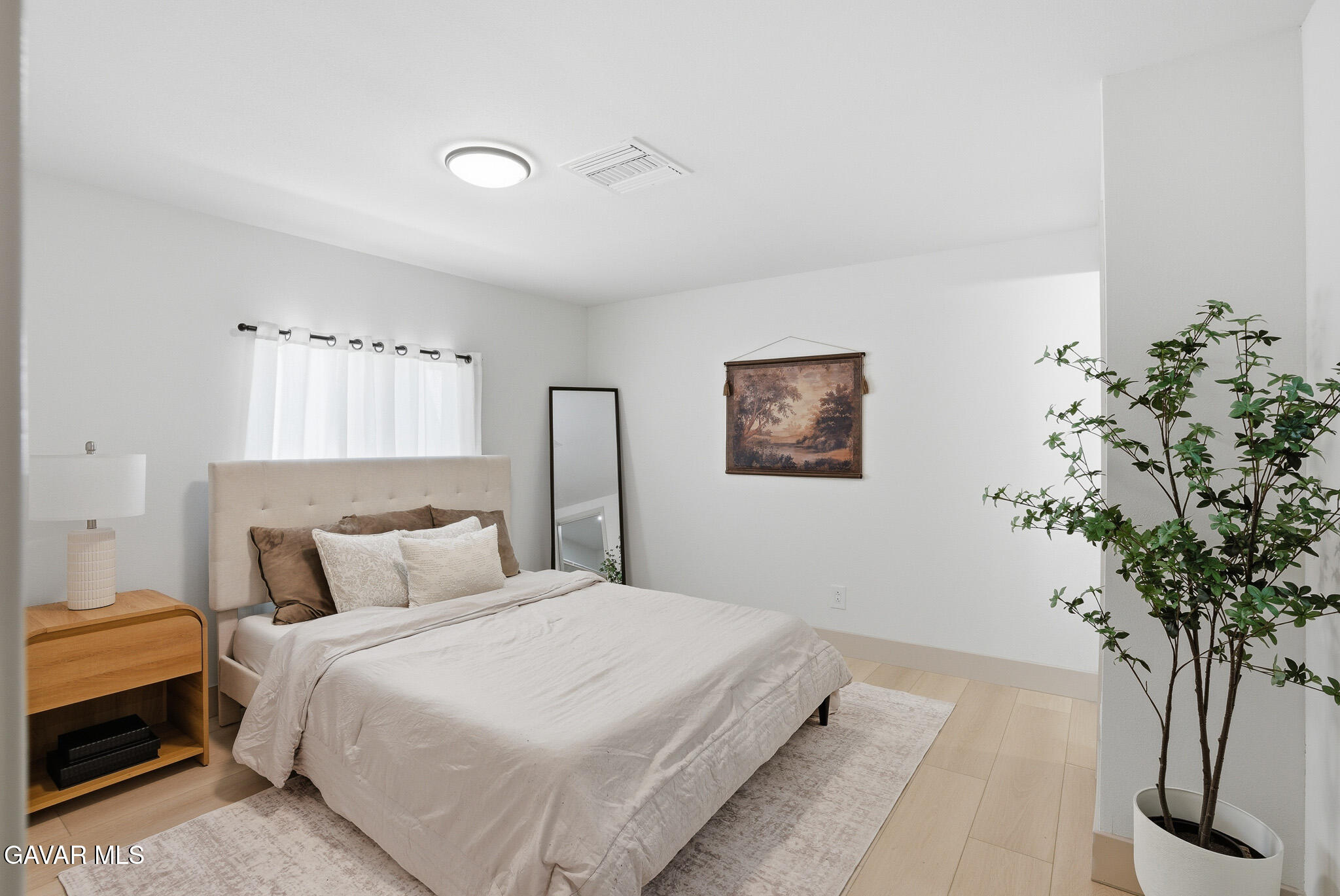 30000 Hasley Canyon Road Castaic, CA 91384 - Photo 22 of 34 a bedroom with a large bed and a potted plant