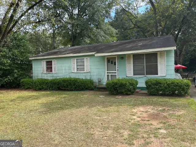 a view of a house with backyard and garden