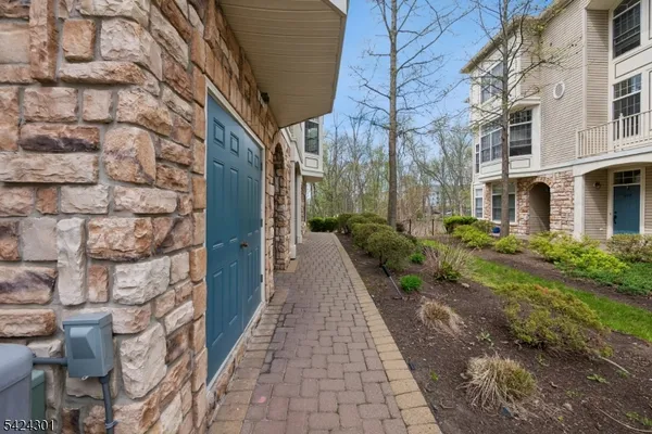 $830,000 | 816 Kensington Lane, Livingston, NJ 07039