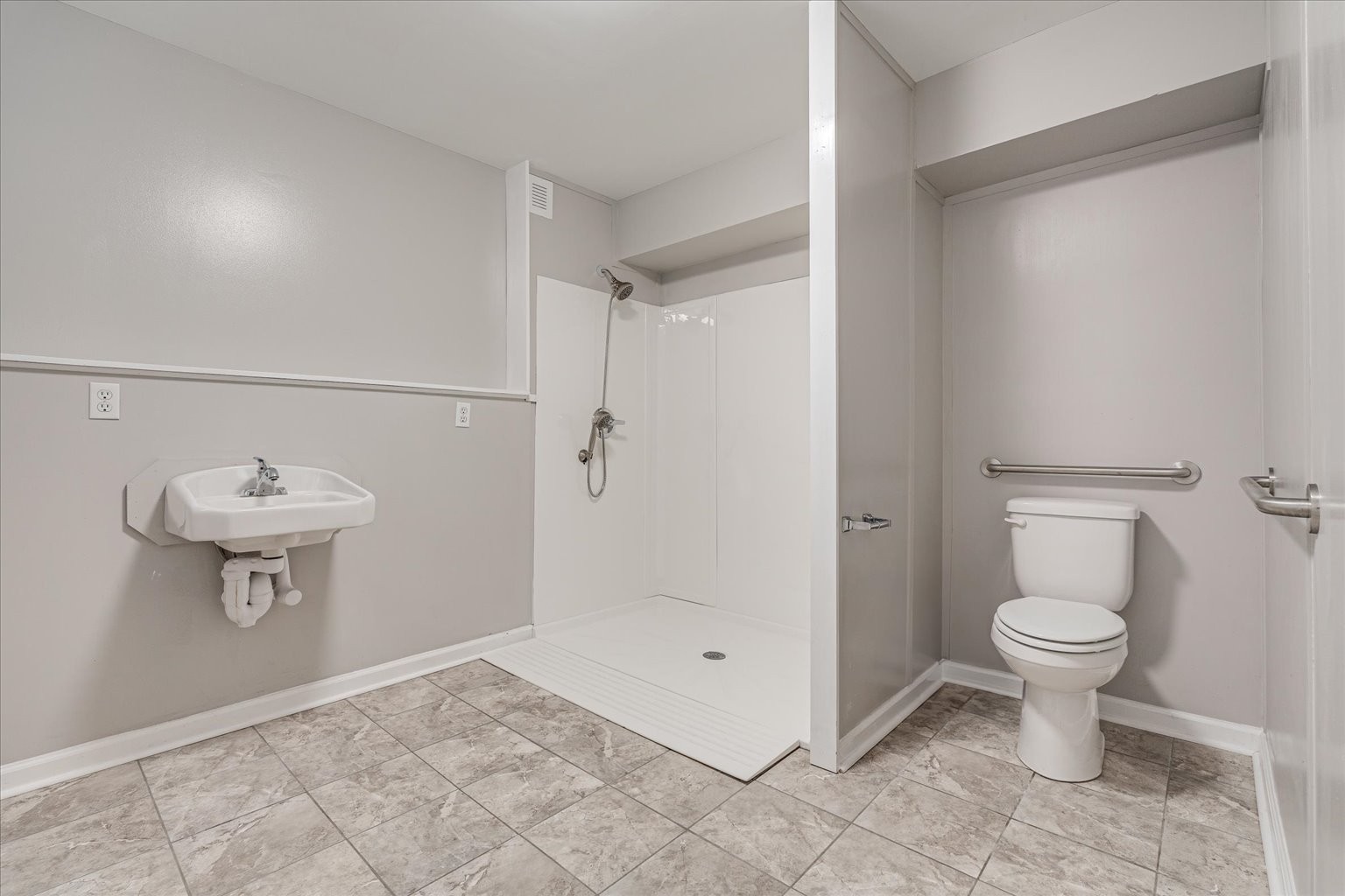 480 Huntington Ridge Drive Nashville, TN 37211 - Photo 5 of 21 a bathroom with a sink toilet and shower