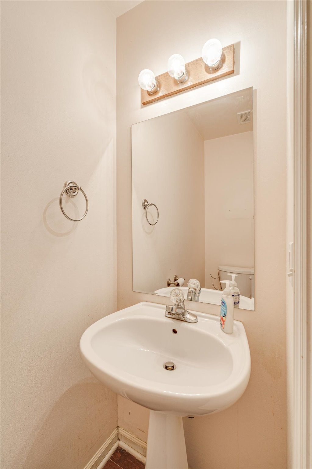 480 Huntington Ridge Drive Nashville, TN 37211 - Photo 10 of 21 a bathroom with a sink and a mirror