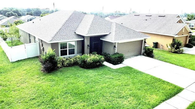 a view of a house with backyard and garden
