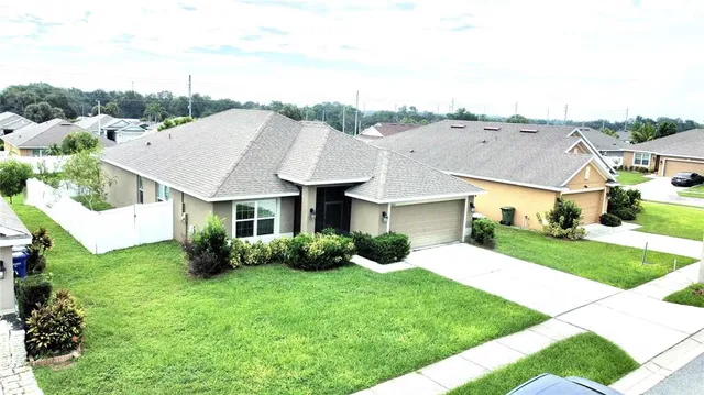 a view of house with garden