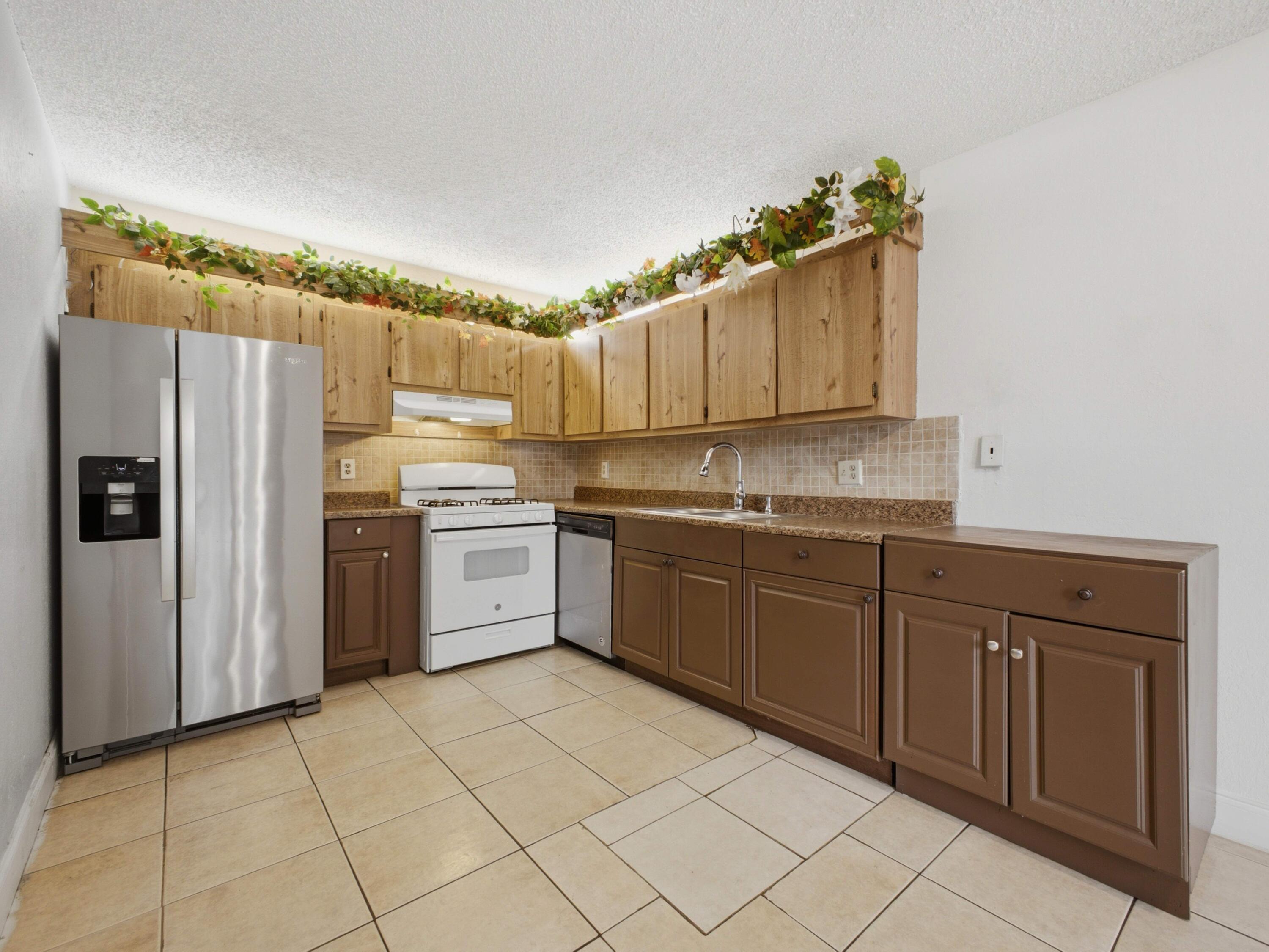 105 Woodland Road Palm Springs, FL 33461 - Photo 16 of 44 Kitchen