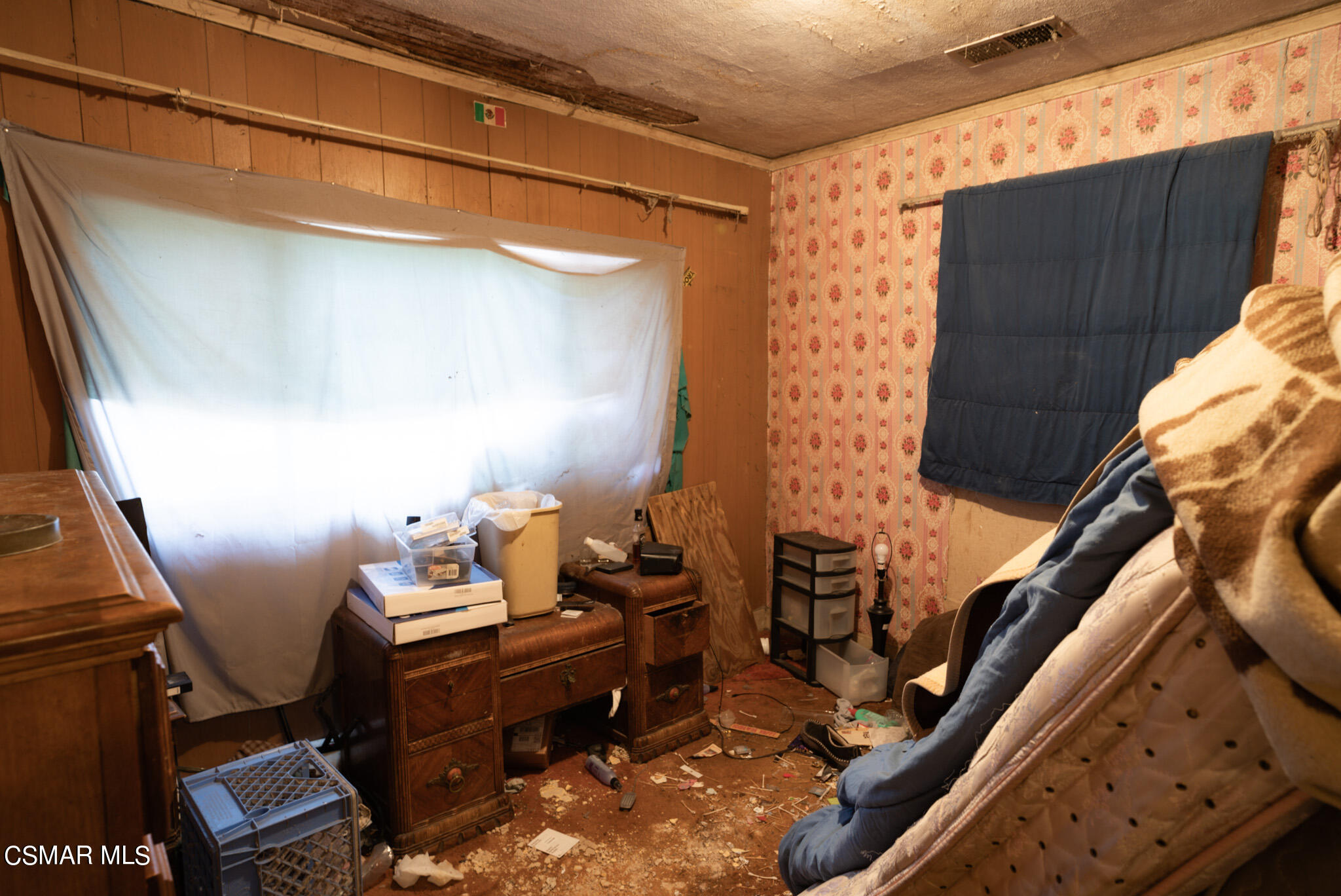 5829 Tipton Way Los Angeles, CA 90042 - Photo 12 of 20 a living room with furniture