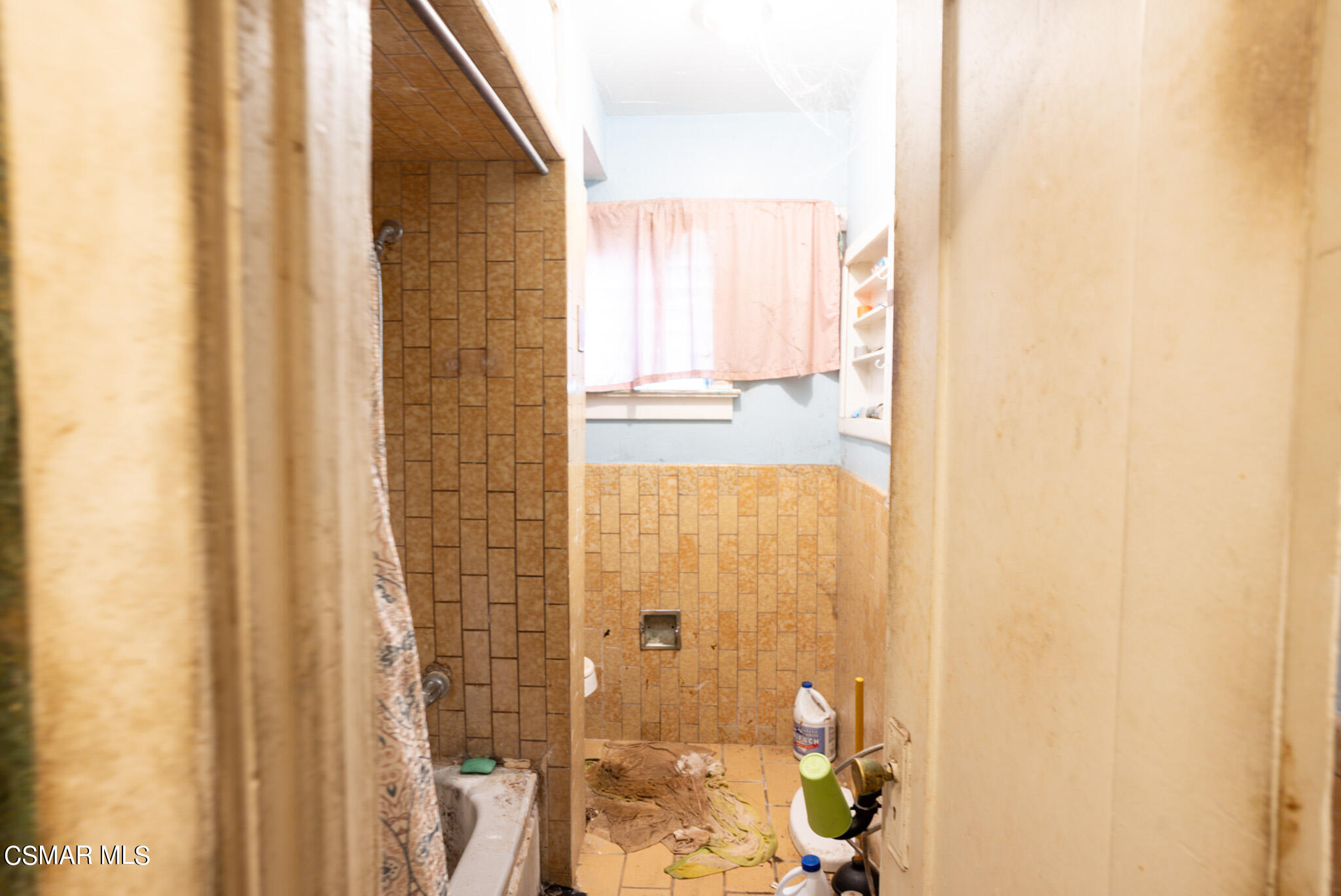 5829 Tipton Way Los Angeles, CA 90042 - Photo 15 of 20 a bathroom with a shower