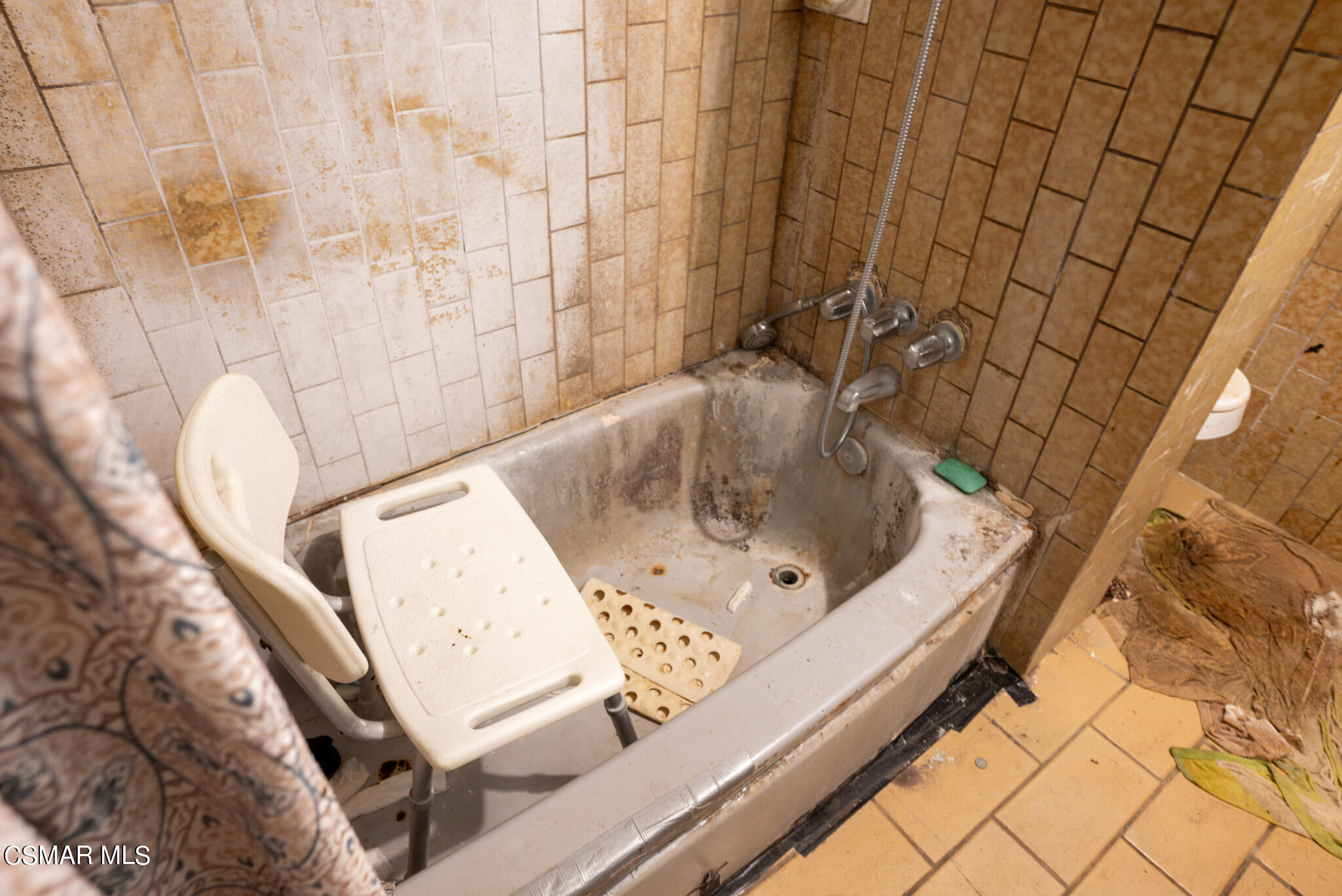 5829 Tipton Way Los Angeles, CA 90042 - Photo 19 of 20 a bathroom with a bathtub
