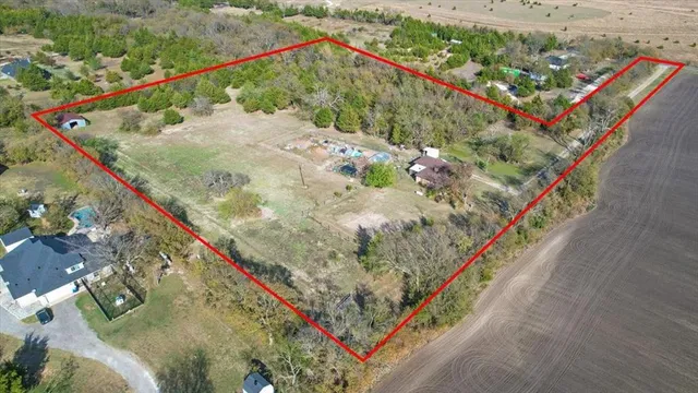 a view of a houses with a yard