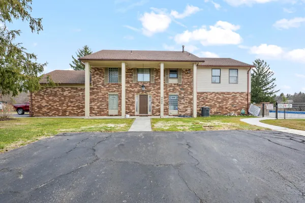 $399,999 | 4376 Knightsbridge Lane, West Bloomfield, MI 48323