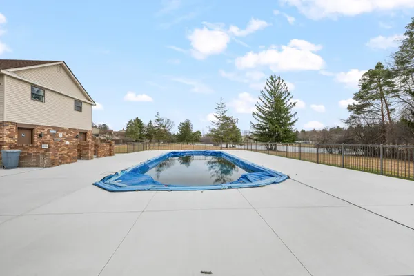 $399,999 | 4376 Knightsbridge Lane, West Bloomfield, MI 48323