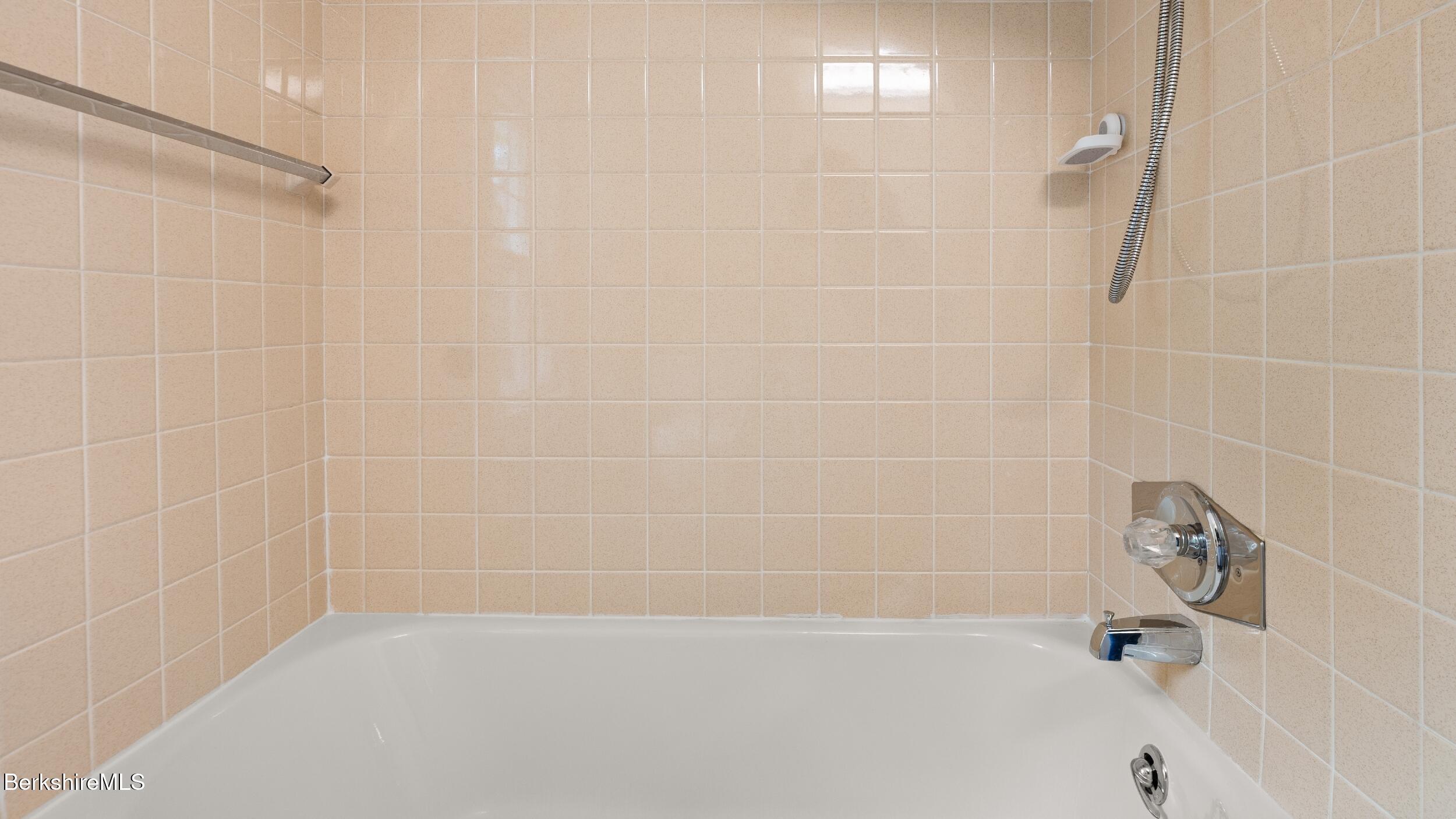 17 Kittredge Road Pittsfield, MA 01201 - Photo 31 of 42 FULL BATHROOM