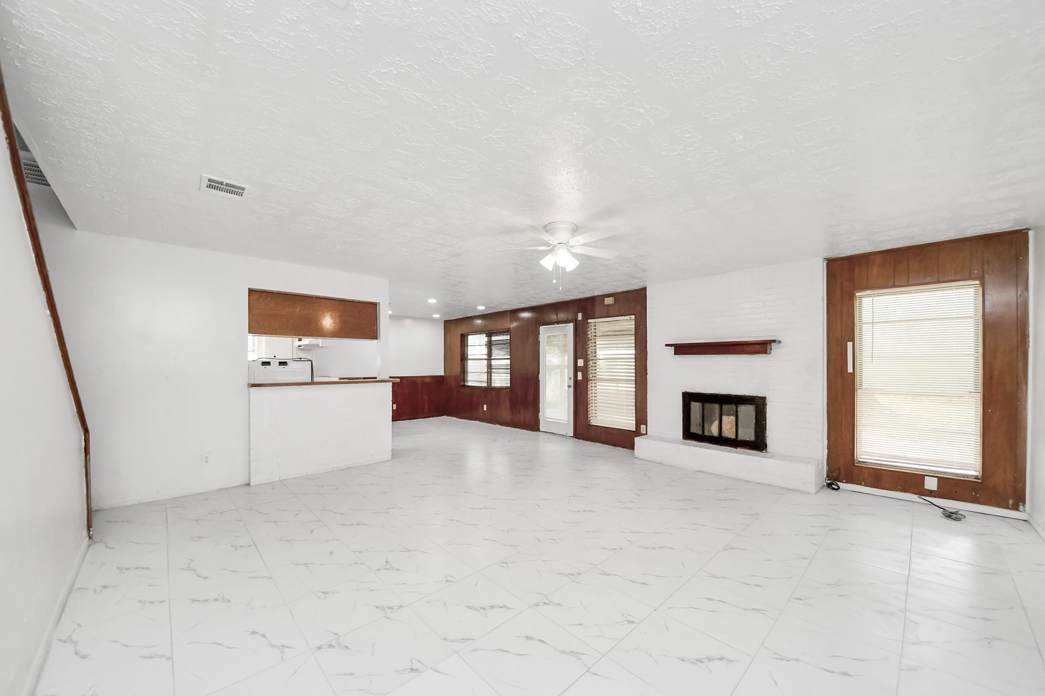 9131 Rentur Drive Houston, TX 77031 - Photo 5 of 27 Living Room