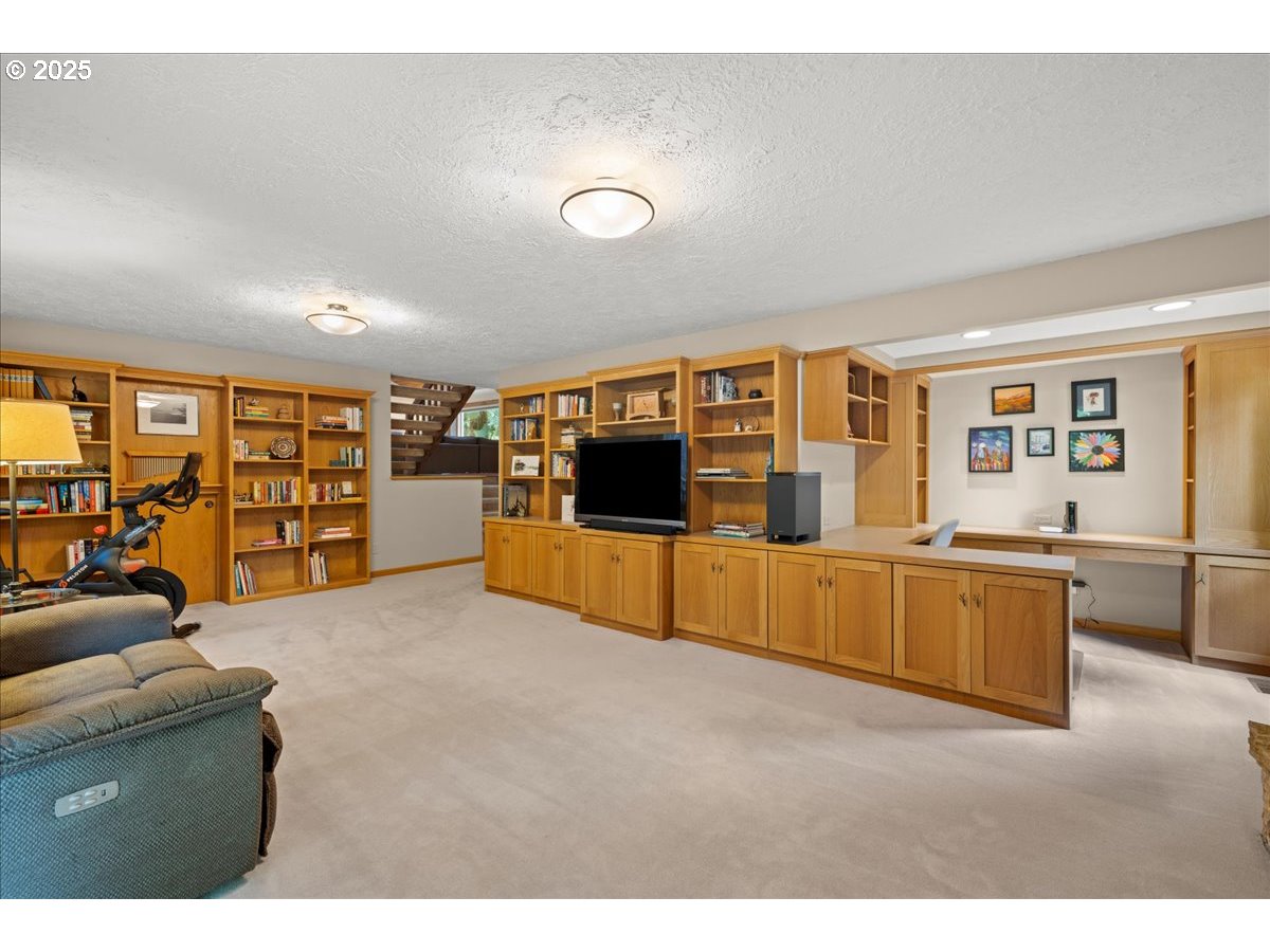 17135 Southwest Rivendell Drive Portland, OR 97224 - Photo 32 of 44 Gallery Image 32