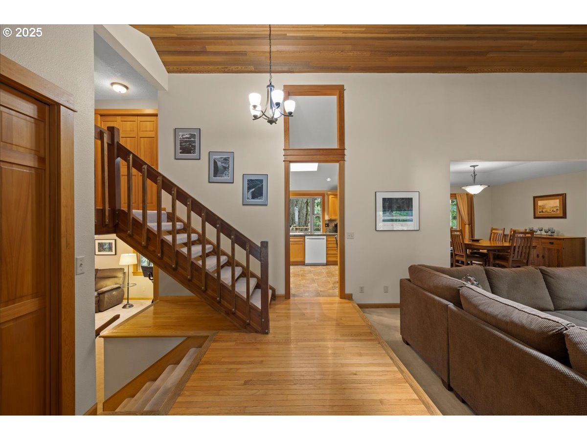17135 Southwest Rivendell Drive Portland, OR 97224 - Photo 7 of 44 Gallery Image 7