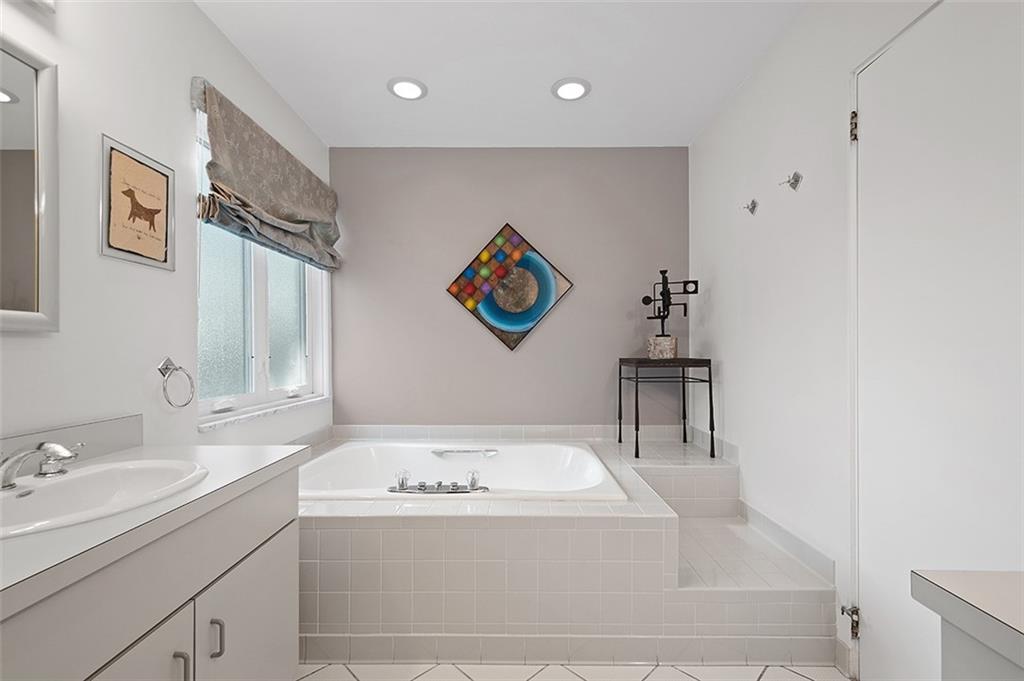 724 Pinetree Road Pittsburgh, PA 15243 - Photo 14 of 25 Gallery Image 14