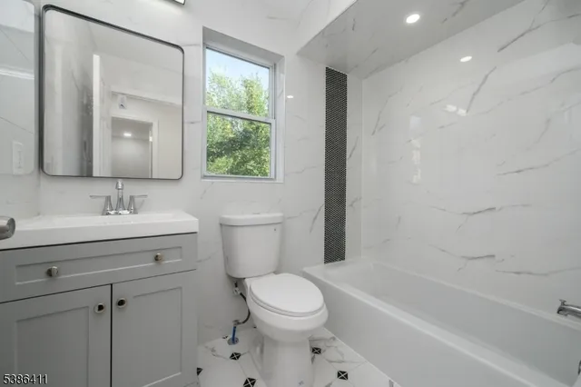 $2,800 | 232 Avon Avenue, Unit 1, Newark, NJ 07108