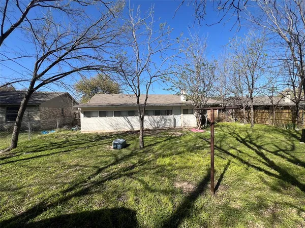 a view of yard with tree in it