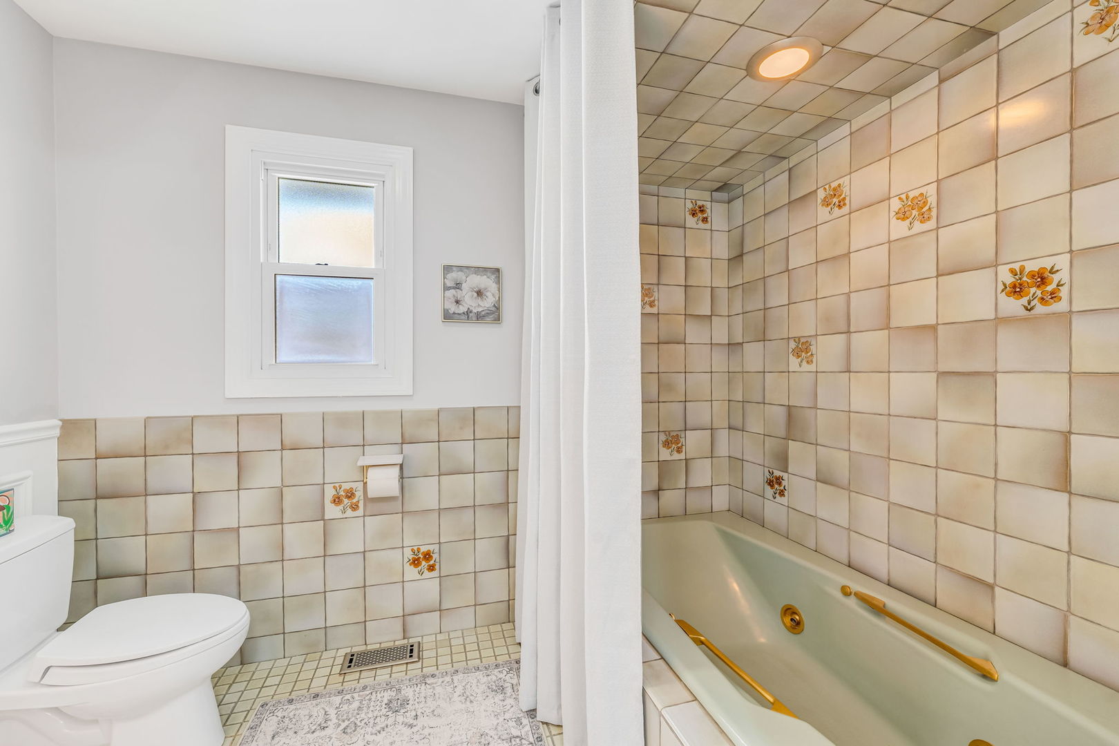 15624 Sunset Ridge Drive Orland Park, IL 60462 - Photo 26 of 37 a bathroom with a bathtub and toilet