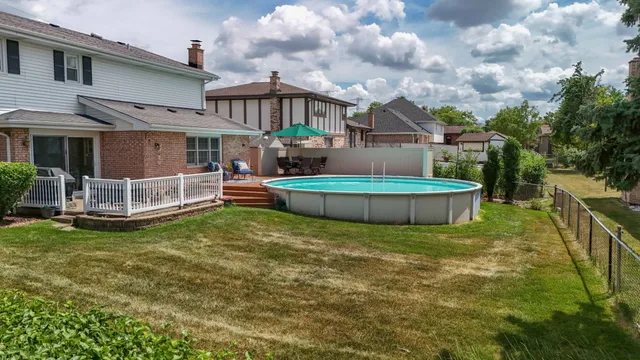 a view of a house with backyard and porch