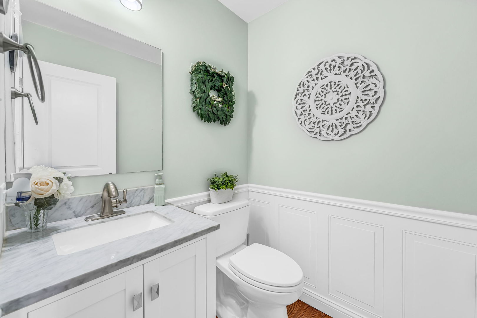 15624 Sunset Ridge Drive Orland Park, IL 60462 - Photo 10 of 37 a bathroom with a toilet sink and mirror