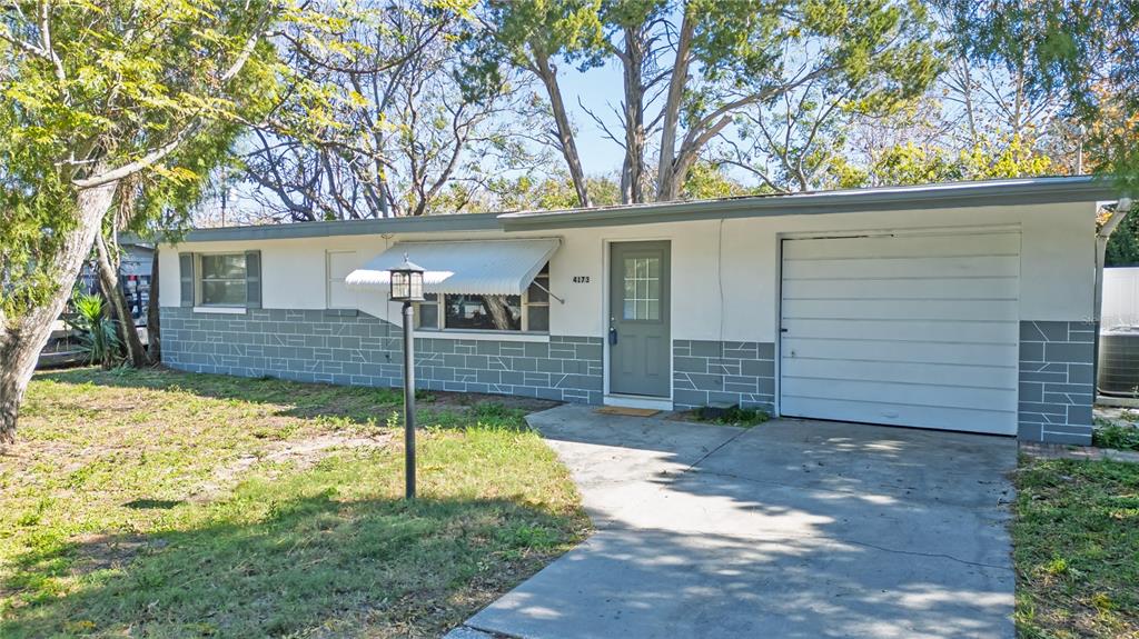 a view of a house with a yard