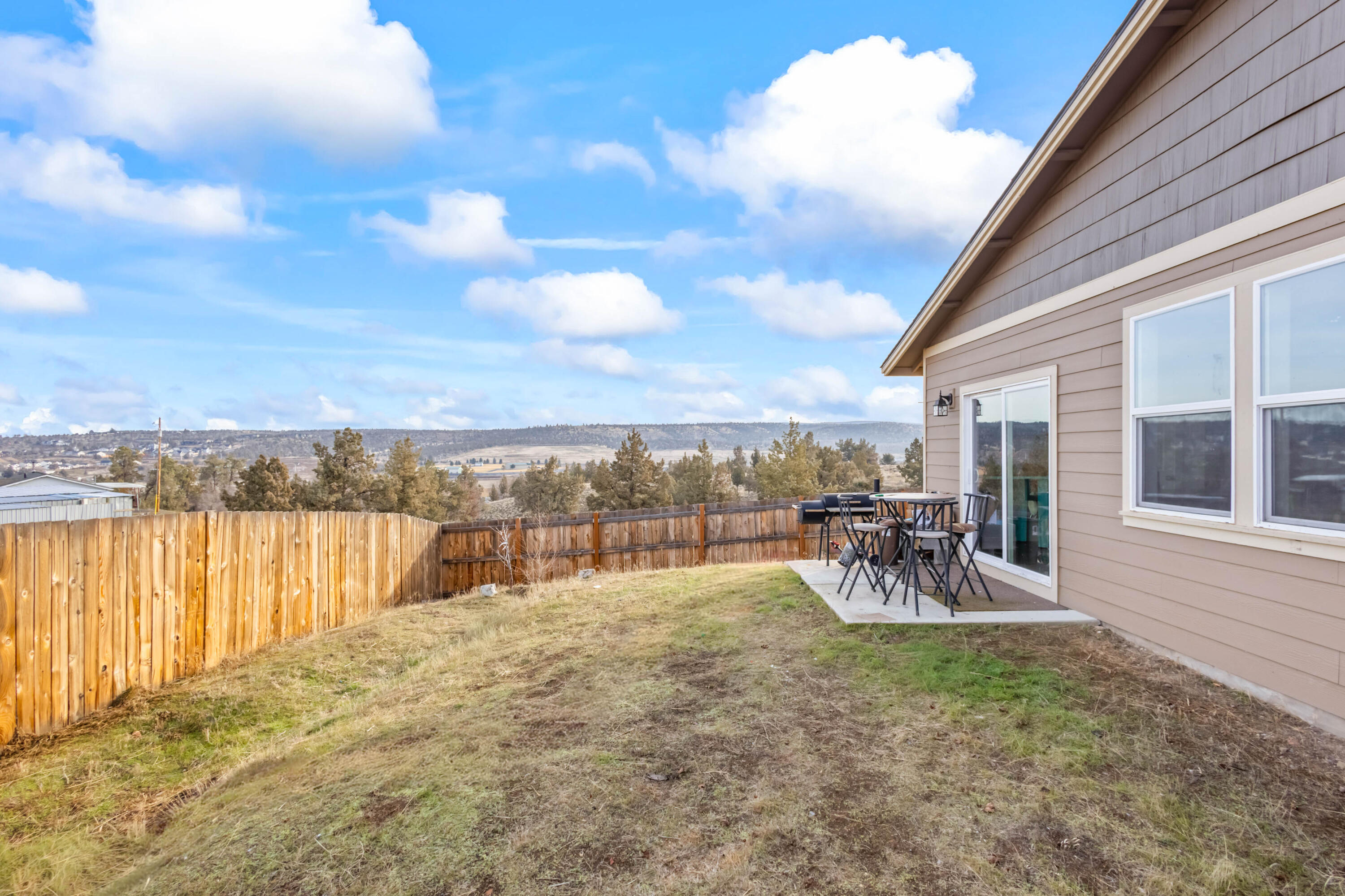 539 Leisek Way Madras, OR 97741 - Photo 33 of 35 a view of a backyard with table and chairs