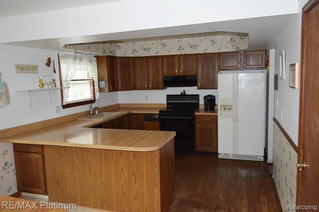 6191 Oak Valley Road Brighton, MI 48116 - Photo 10 of 19 oak valley kitchen.jpg