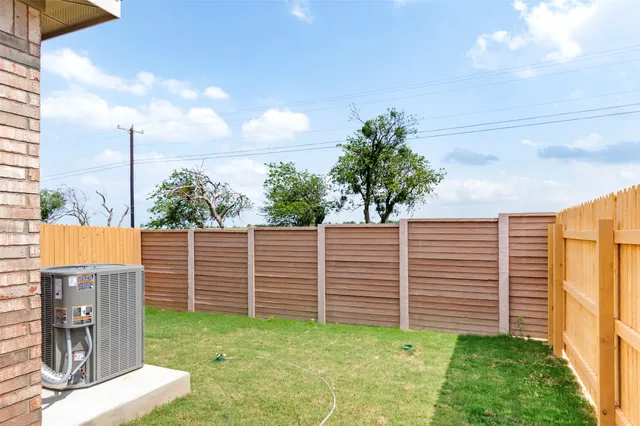 a view of a house with backyard
