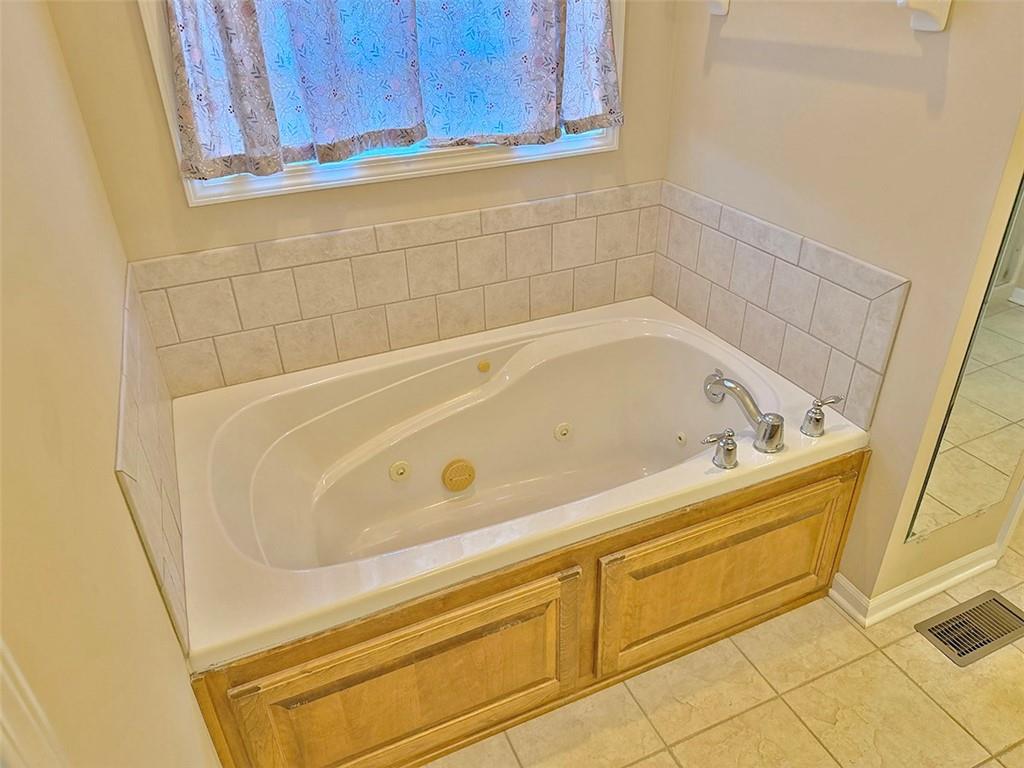 1112 Southwest Hoke Drive Lee's Summit, MO 64081 - Photo 24 of 94