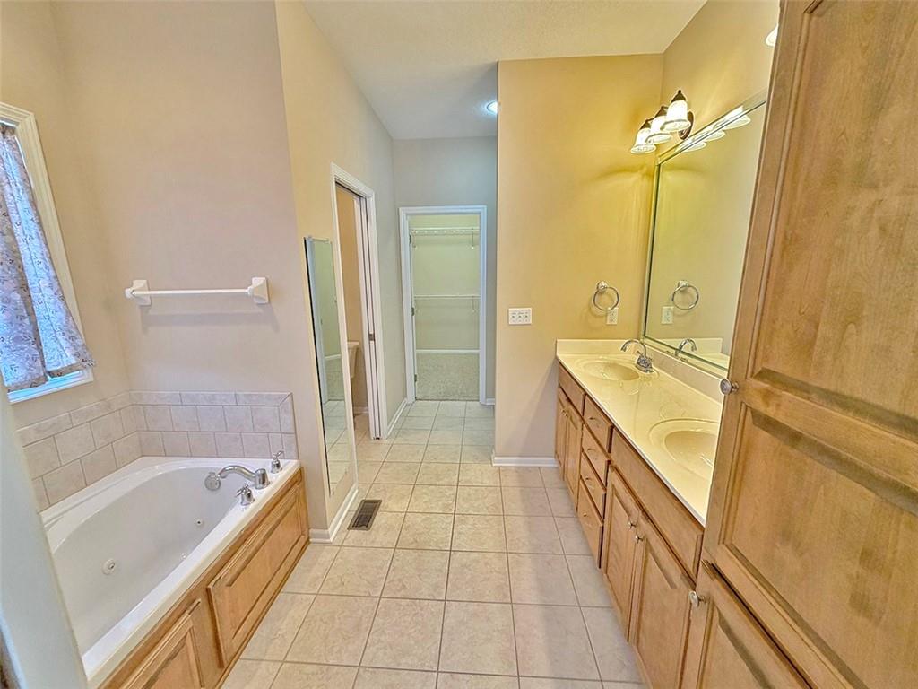 1112 Southwest Hoke Drive Lee's Summit, MO 64081 - Photo 25 of 94